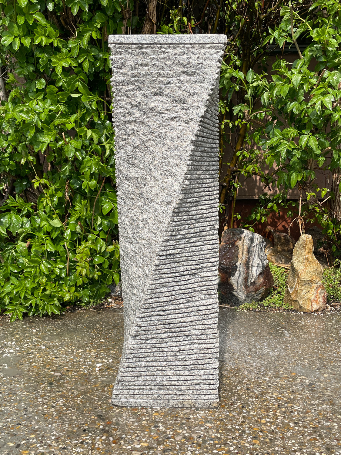 Granit-Brunnenstele Chiang Hellgrau 100cm