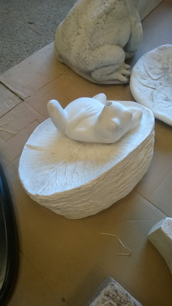 Gartenfigur Rana su Foglia IP 18cm – Bild 5