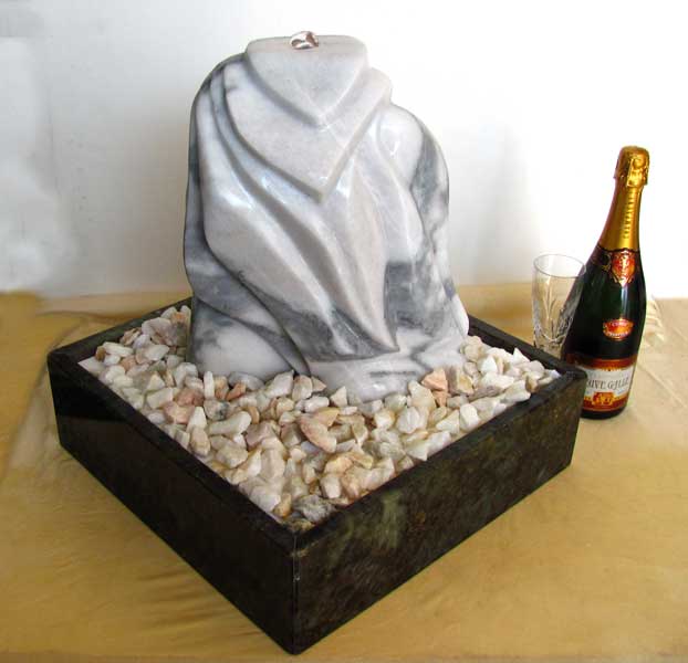 Carrara-Brunnen-Skulptur